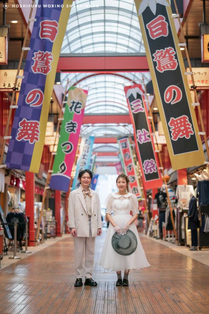浅草の商店街でウェディングフォト前撮り