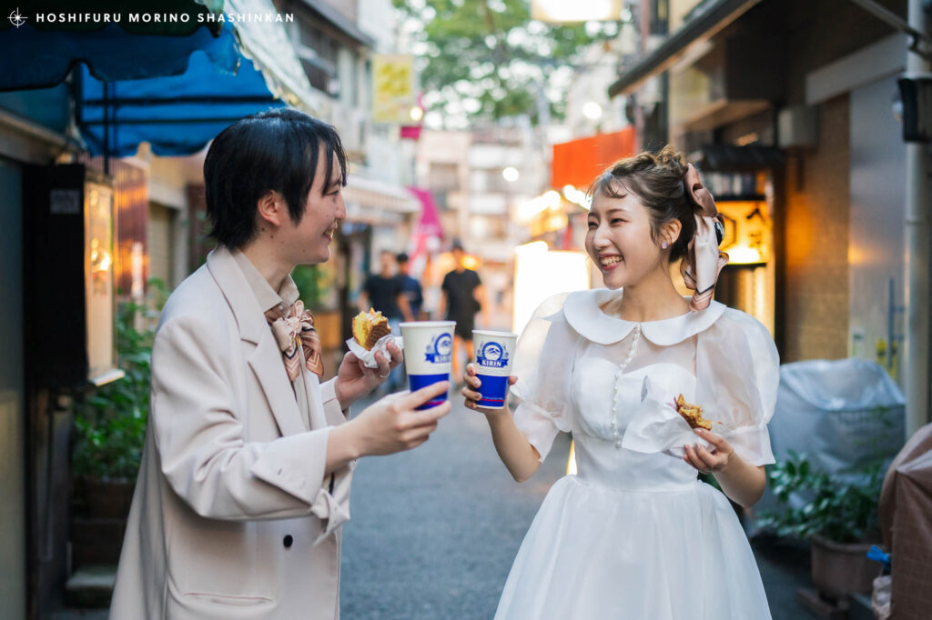 浅草のストリートでビールを飲みながらウェディングフォト前撮り