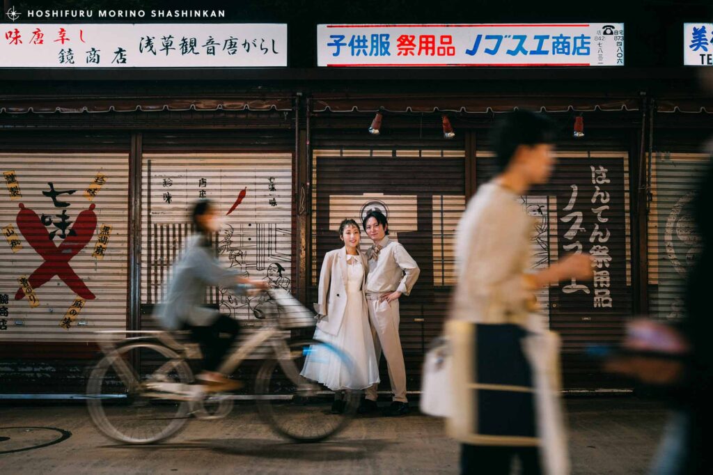 浅草のストリートでレトロなウェディングフォト前撮り