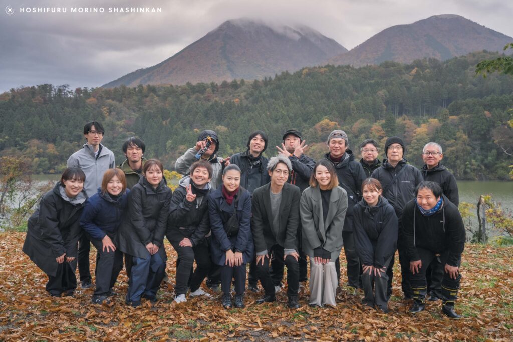 三瓶山を背景に撮ったNHK"あさイチ"集合写真