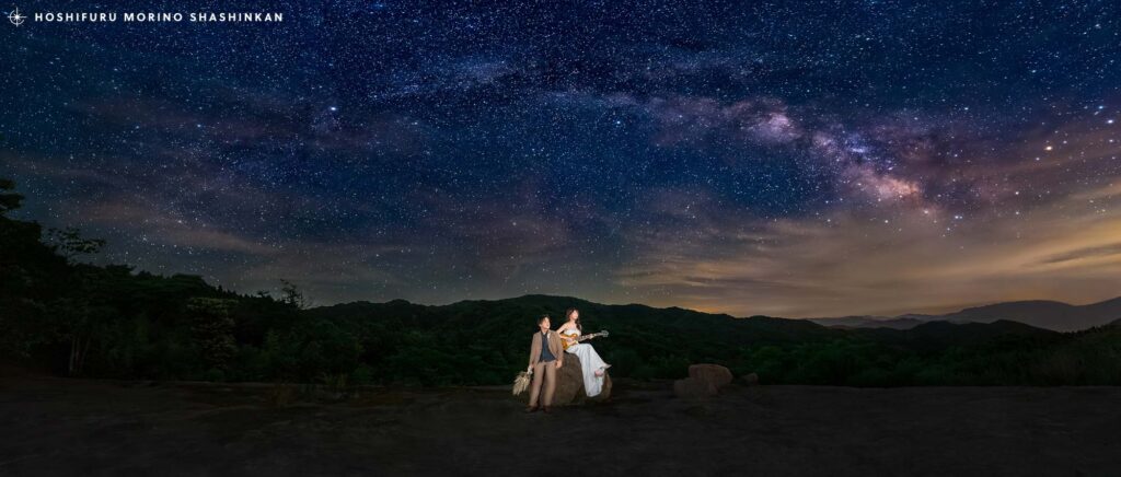 お二人のルーツをかけ合わせて撮った星空ウェディング　天の川のアーチ写真