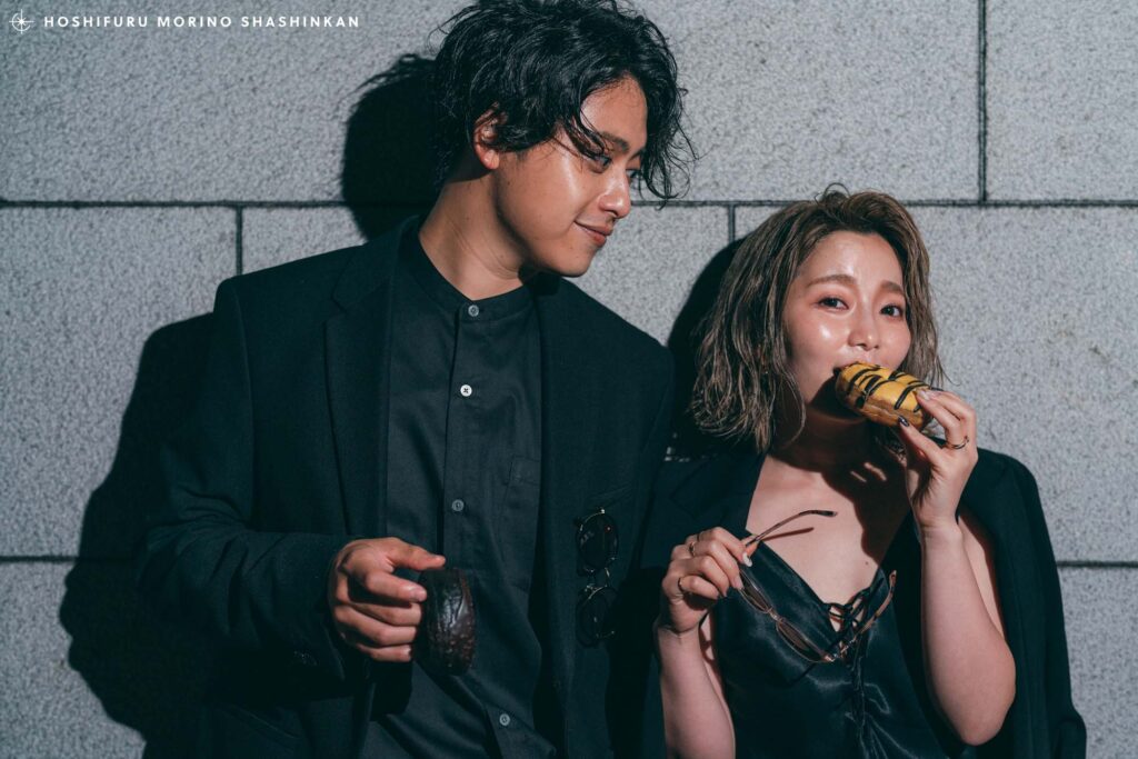 スターバックスのドーナツを食べる花嫁と見守る花婿