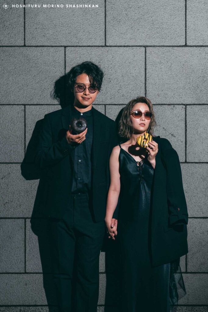 スターバックスのドーナツを持って撮ったウェディングフォト