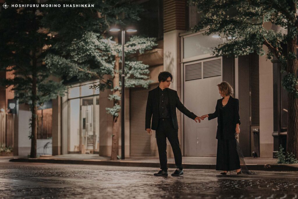 丸の内の街中で手を繋いで歩く新郎新婦