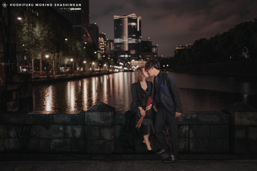 丸の内の夜景を背景にしたウェディングフォト