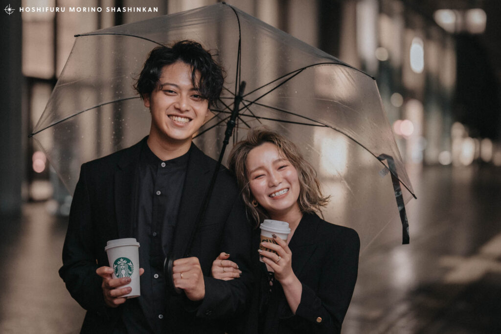 スターバックスのコーヒーを持った笑顔の新郎新婦