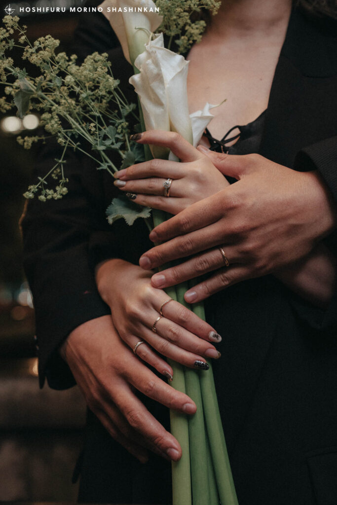 丸の内でハグする新郎新婦の手と結婚指輪