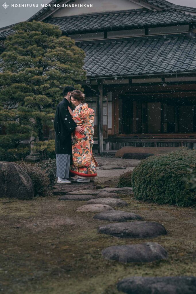 雪の降る出雲文化伝承館の日本庭園で撮影した新郎新婦