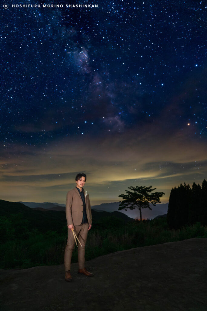 ドラムスティックを持つ新郎の星空ウェディングフォト