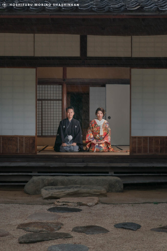 松江市　武家屋敷で正座をして前撮りをする新郎新婦