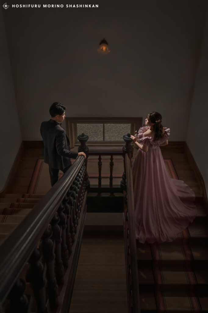 鳥取県 仁風閣の階段で撮影したウェディングフォト
