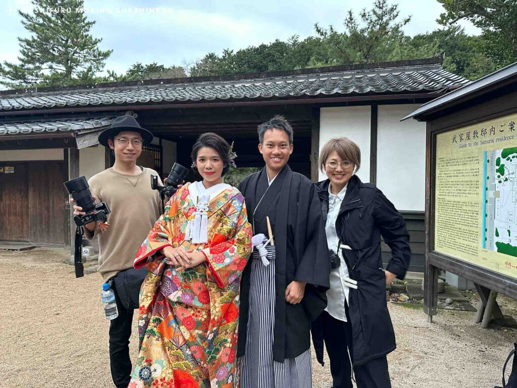 松江市　武家屋敷での新郎新婦・カメラマン・ヘアメイクで集合写真