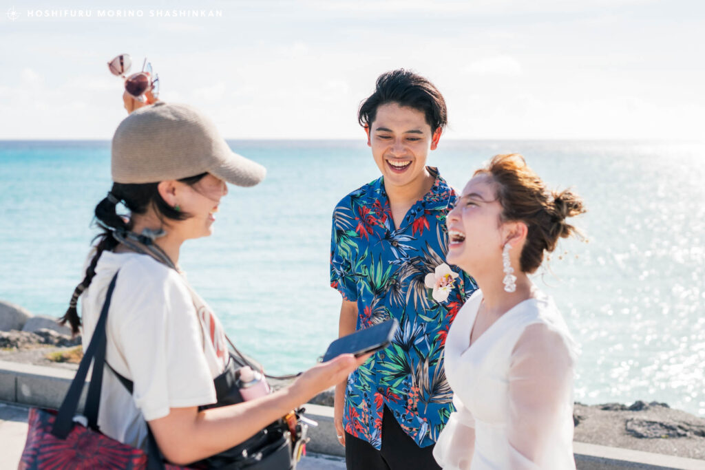 新郎新婦と仲良く話しているヘアメイクアップアーティスト米田由美