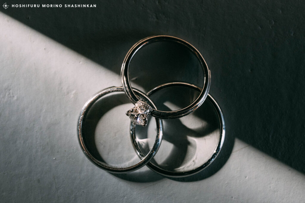 与論島での結婚式前撮り・ウェディングフォト撮影のお支度中に撮影した結婚指輪と婚約指輪