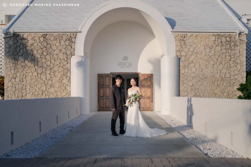 プリシアリゾートヨロンのエントランスで撮影したウェディングフォト