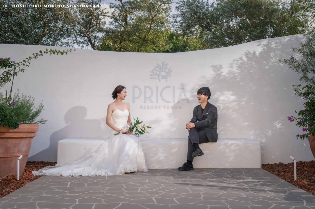 プリシアリゾートヨロンの看板と撮ったウェディングフォト