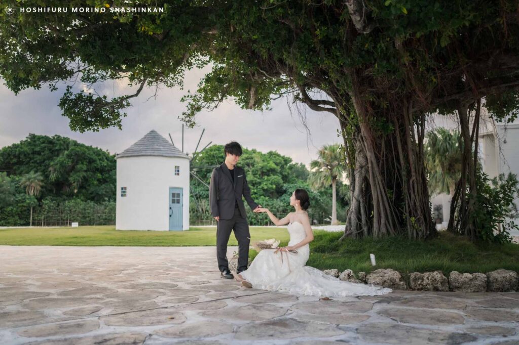 プリシアリゾートヨロンのガジュマルの前で撮ったウェディングフォト