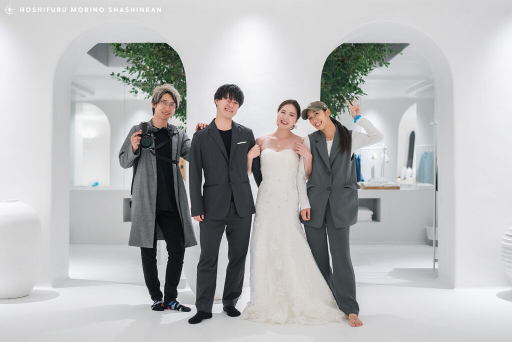 カメラマン・ヘアメイク・新郎新婦さんの与論島ウェディングフォトチームの集合写真