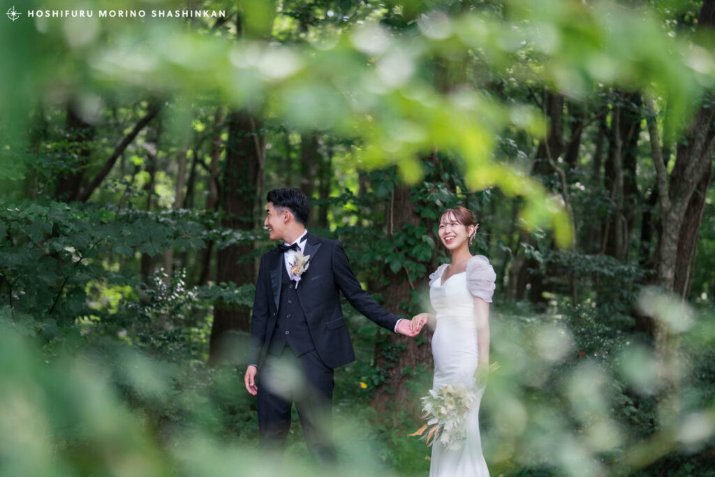 森の中で手を繋ぐ新郎新婦