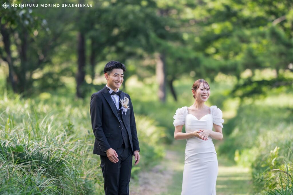 新郎新婦が笑っているウェディングフォト