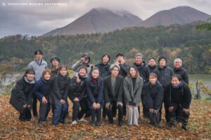 三瓶山を背景に撮ったNHK"あさイチ"集合写真