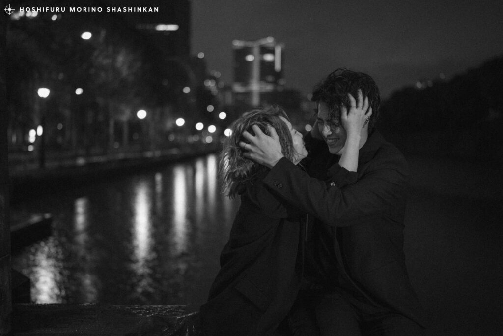 丸の内での結婚式前撮りを終えた新郎新婦2