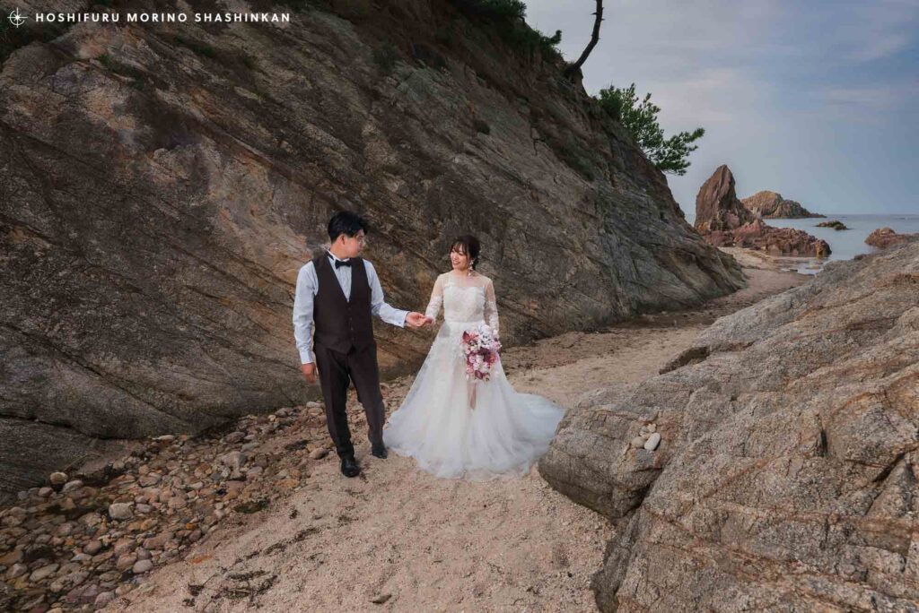 城原海岸で手を繋いで結婚式前撮り