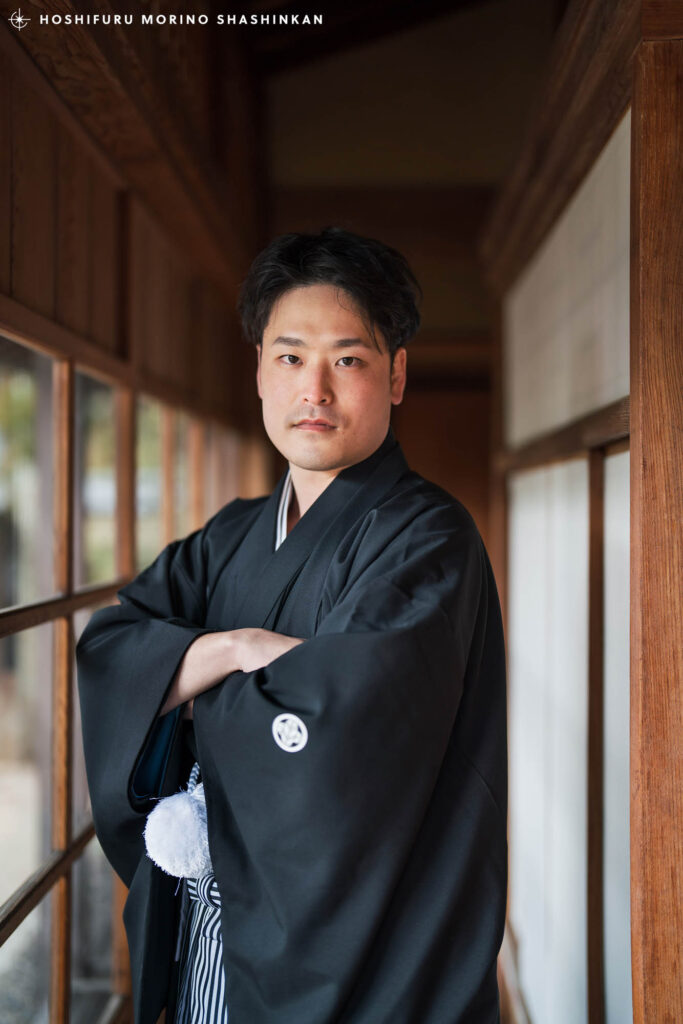 腕を組むポーズで撮った花婿