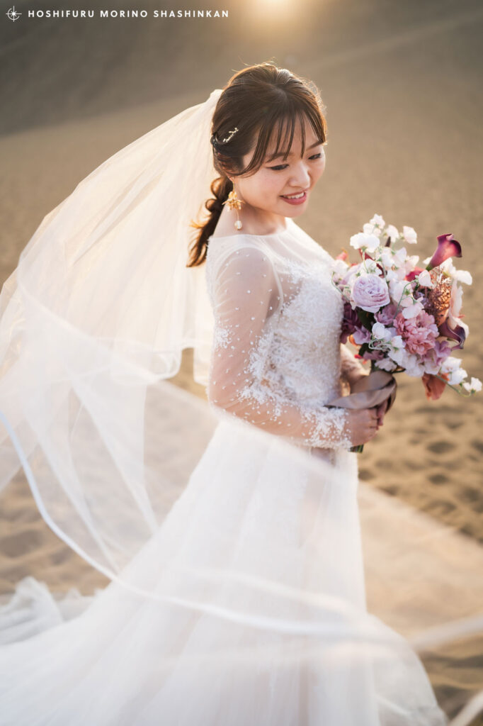 鳥取砂丘でベールを身に纏った花嫁ソロショット