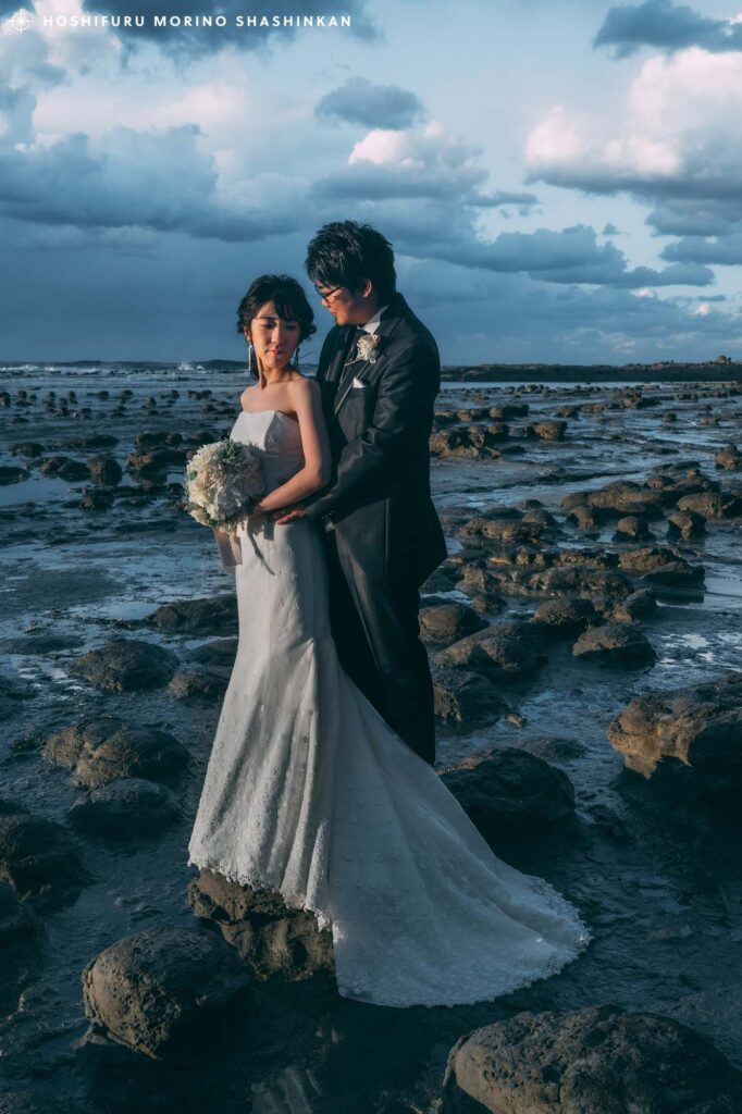 石見畳ヶ浦での結婚式前撮りでハグする新郎新婦