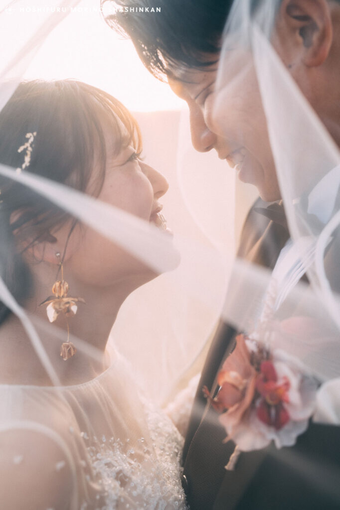 鳥取砂丘での結婚式前撮りでベールに包まれた新郎新婦