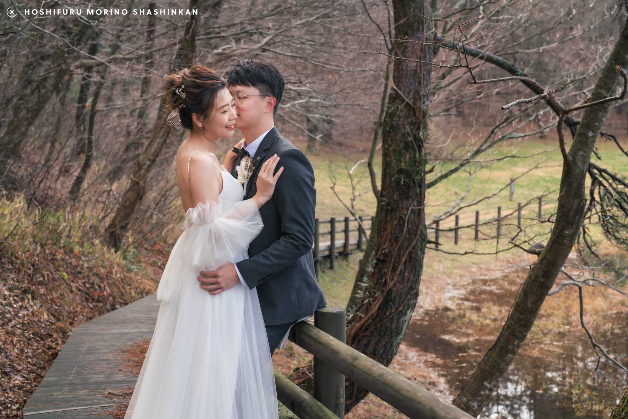 ハグする新郎新婦