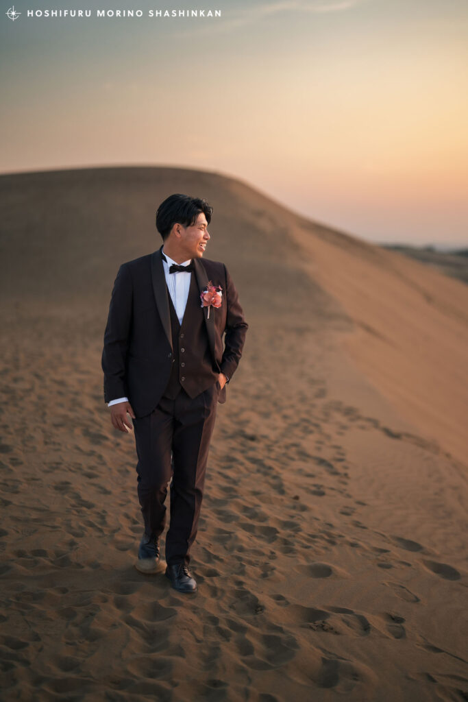 鳥取砂丘で歩く新郎ソロショット