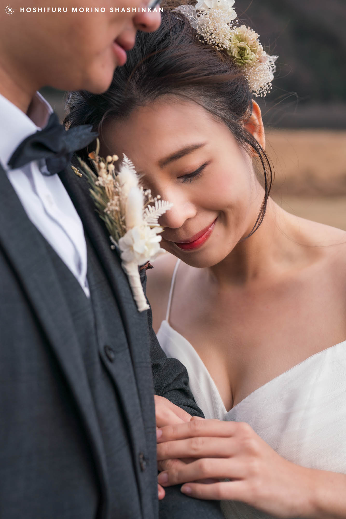 新郎に寄り添う新婦