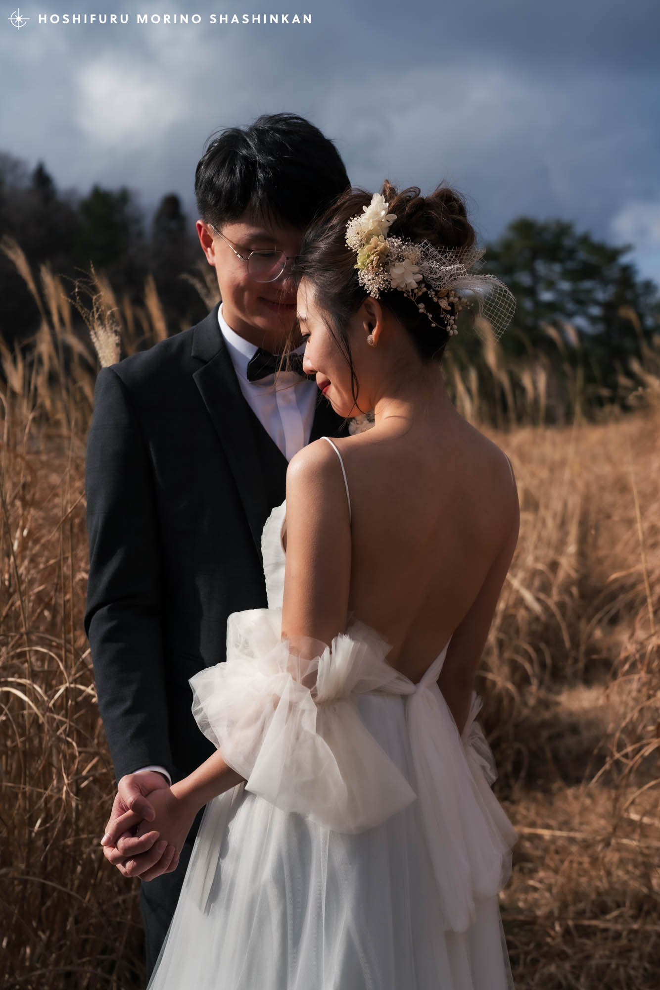 ススキを背景にした結婚式前撮り