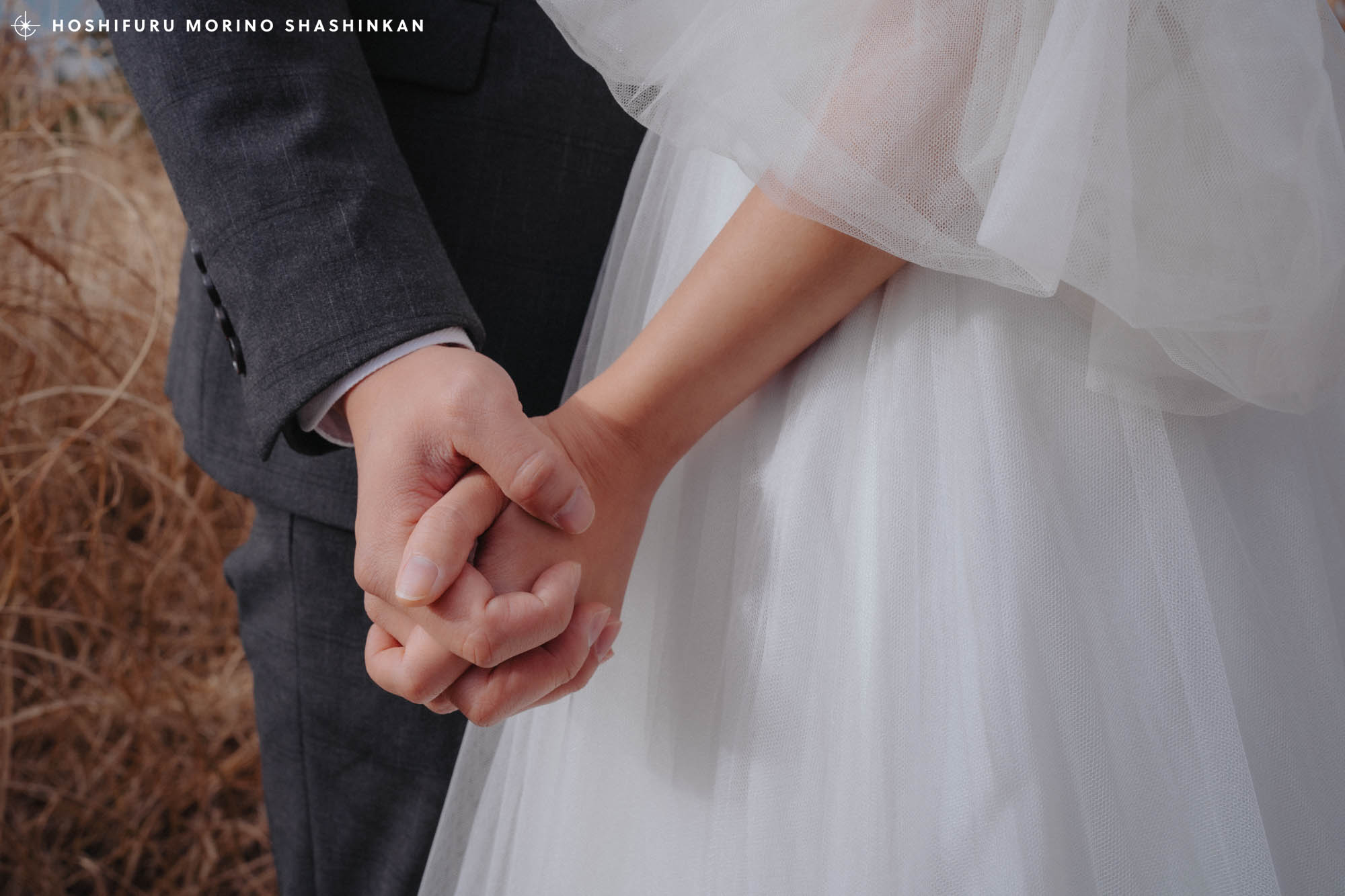 手を繋ぐ新郎新婦