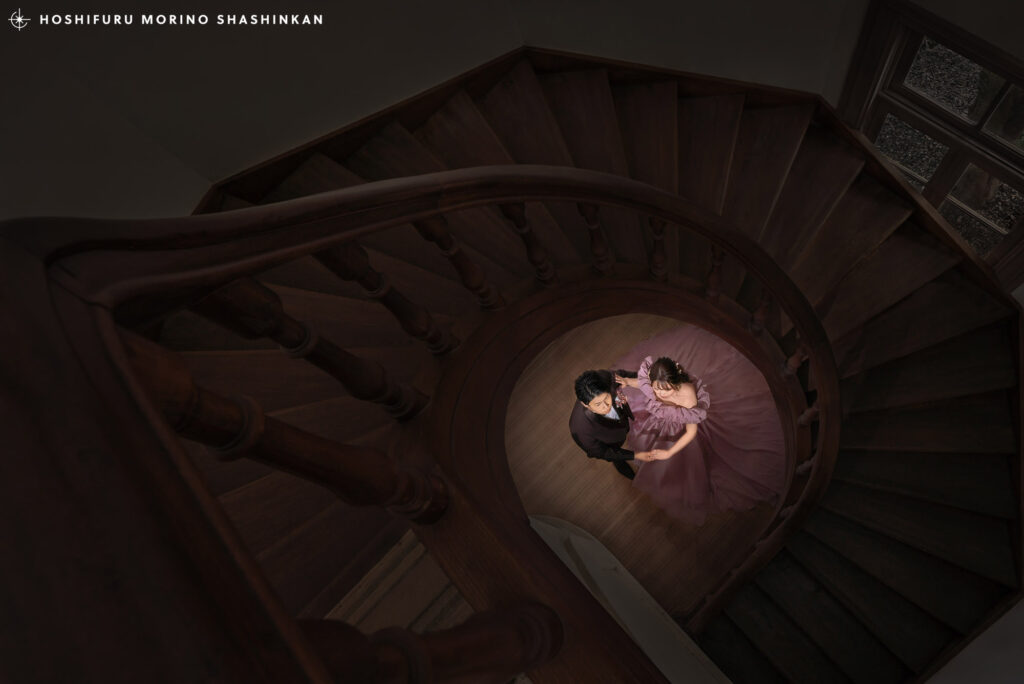 鳥取県 仁風閣の螺旋階段での特別な結婚式前撮り