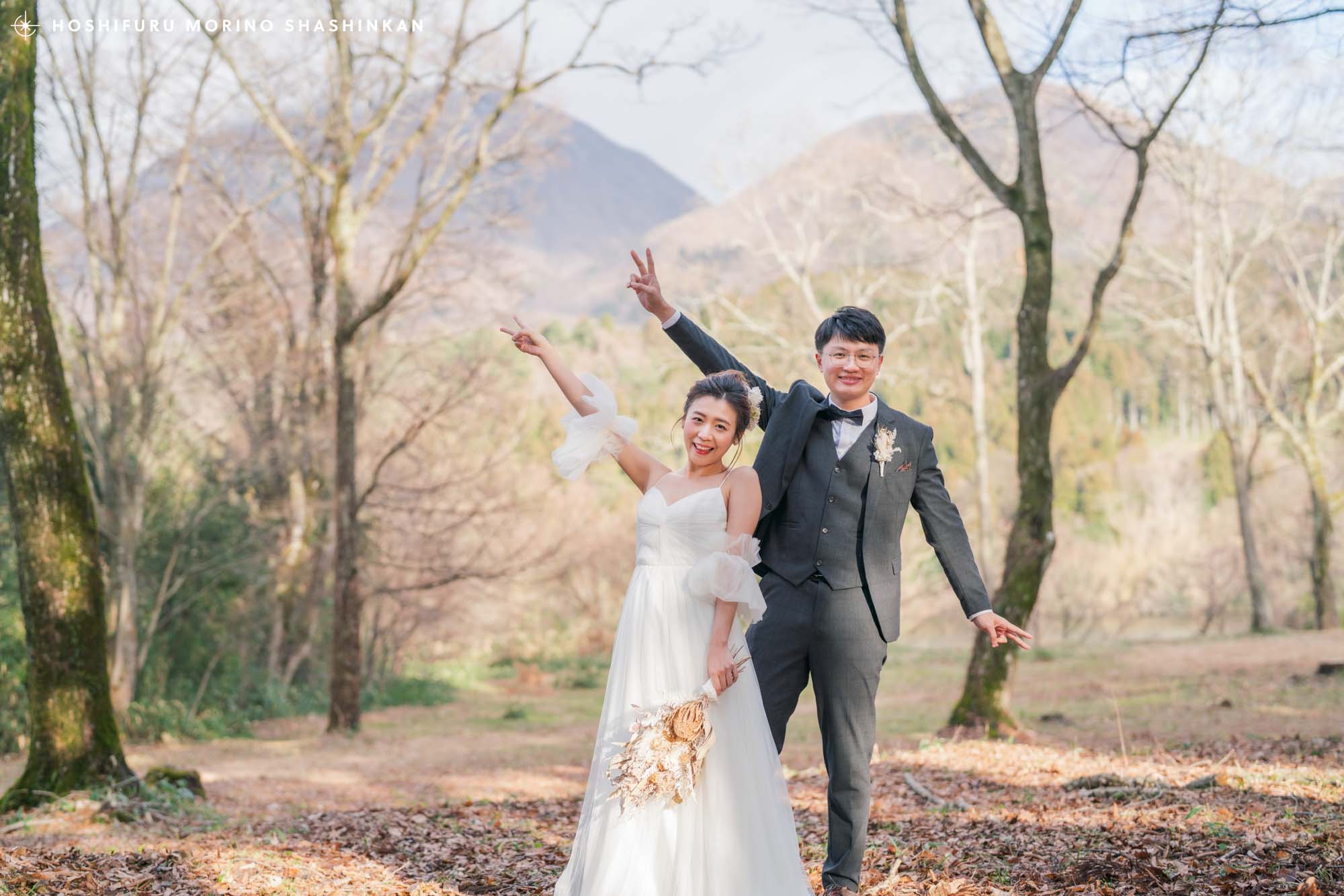 結婚式前撮り完了でのピース写真