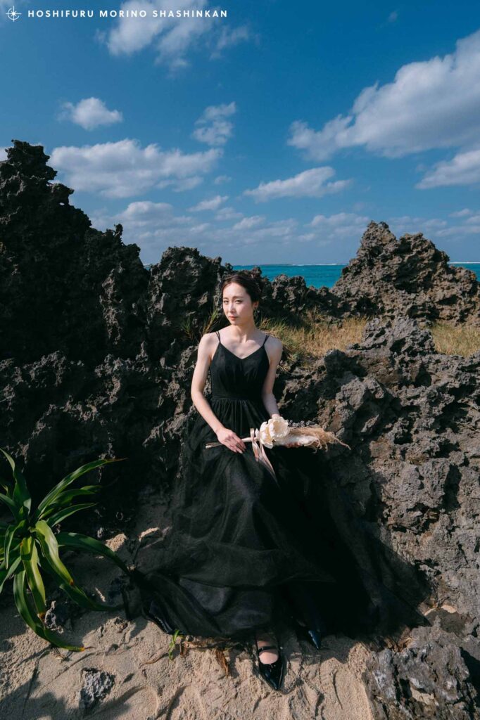 ウドノスビーチの岩場で撮影したブラックドレスの花嫁