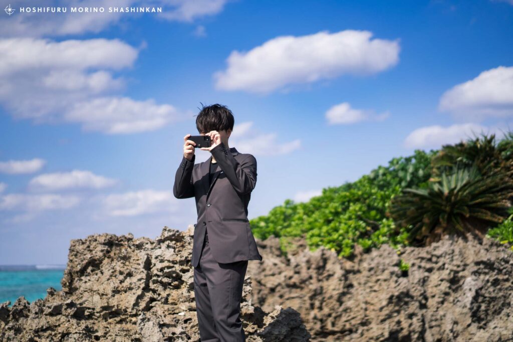 新婦を撮影する新郎