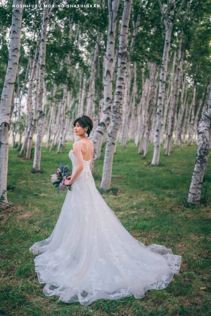 モエレ沼公園の白樺を背景にしたウェディングフォト