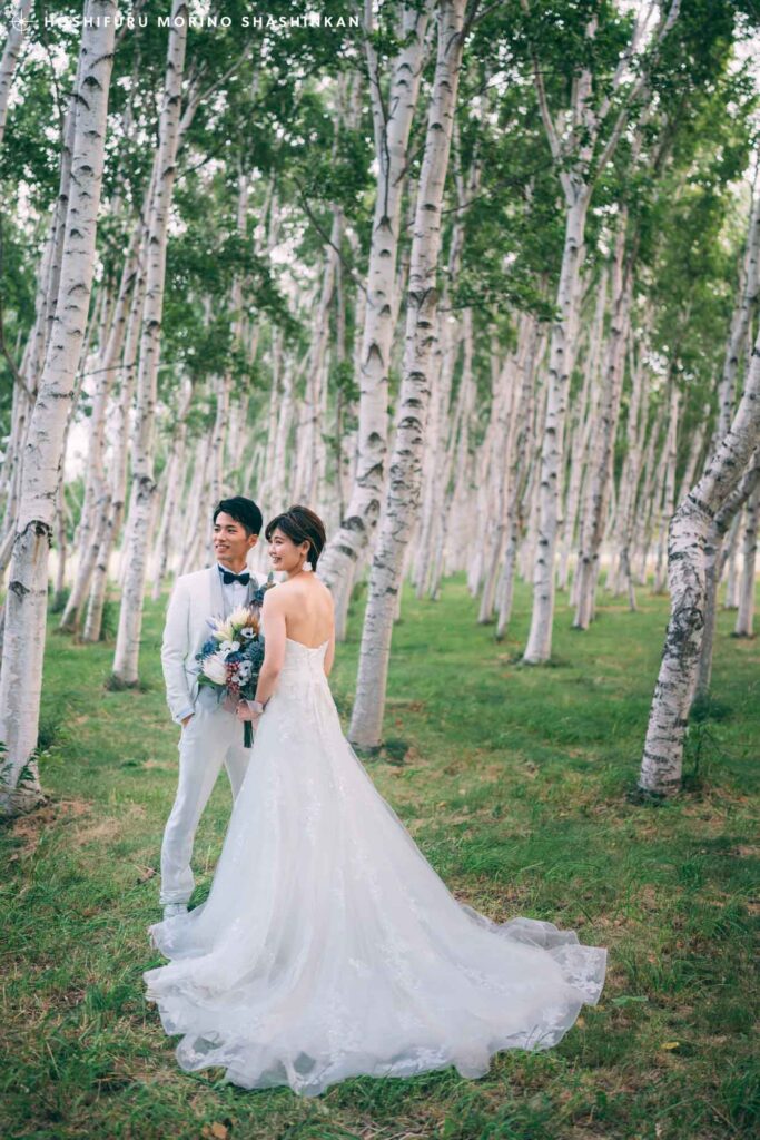 モエレ沼公園の白樺を背景にしたウェディングフォト