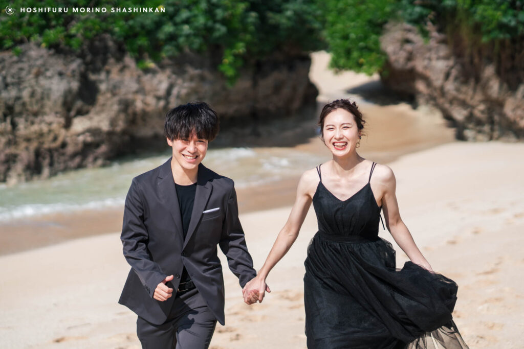 ウドノスビーチで手を繋いで歩く新郎新婦