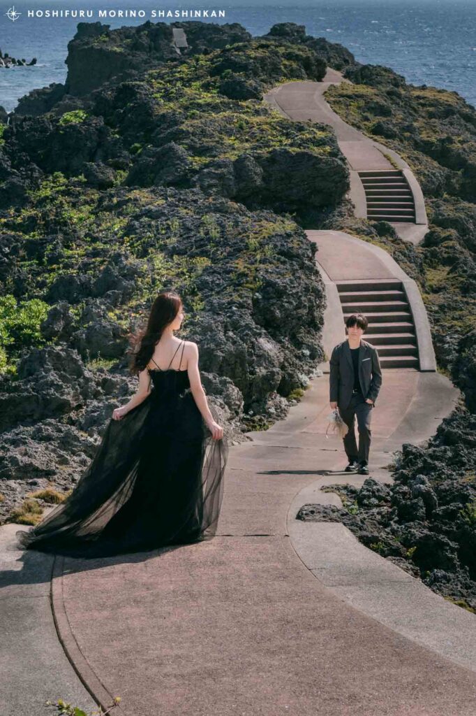 ビドウ遊歩道に立つ新郎新婦