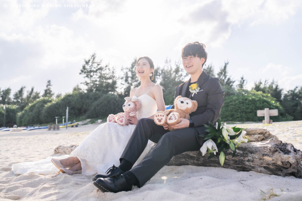 大金久海岸にてダッフィー&シェリーメイとを抱きかかえ笑う新郎新婦