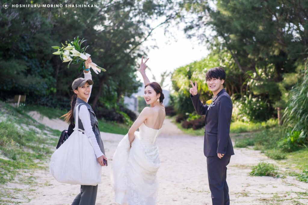 ヘアメイクのゆうさんと新郎新婦さんの記念写真