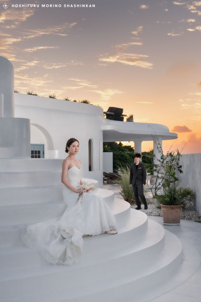 プリシアリゾートヨロンのスイートルーム階段で夕日を背景にしたウェディングフォト