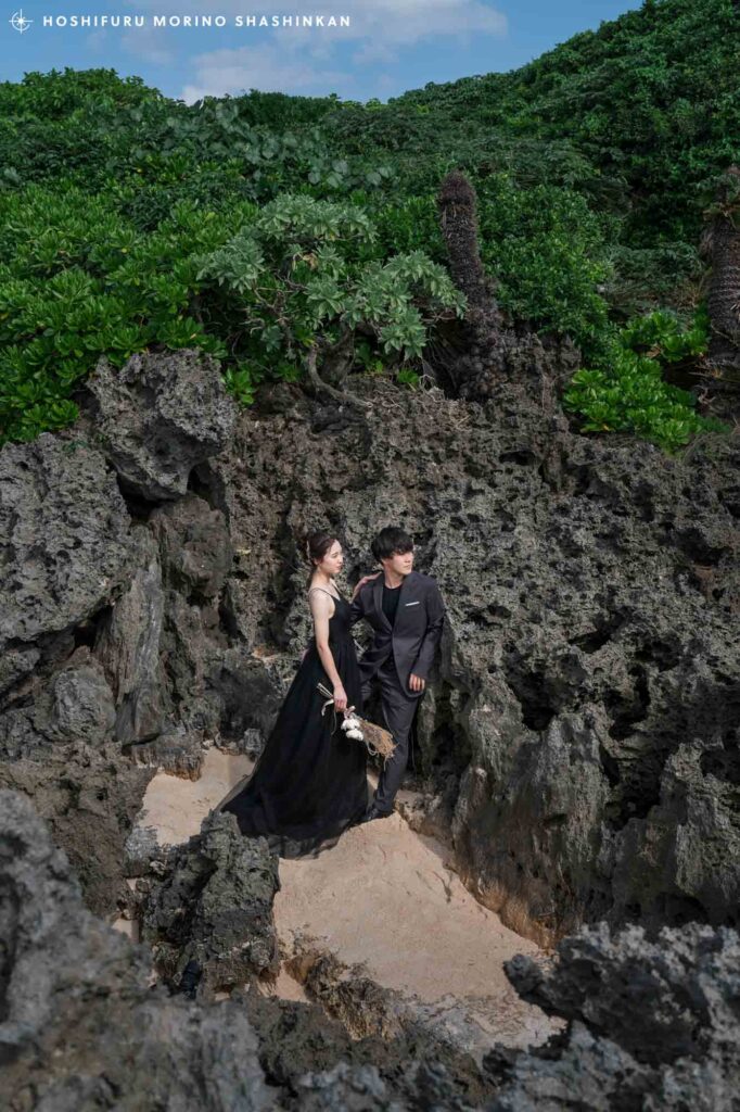 ウドノスビーチの岩に囲まれた撮影スポット